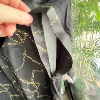 Blusa negra con estampado de cadenas - miniatura 2