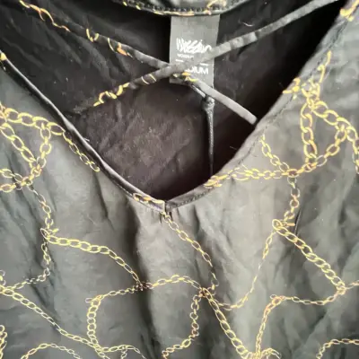 Blusa negra con estampado de cadenas - miniatura 3