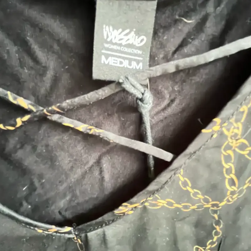 Blusa negra con estampado de cadenas - 5