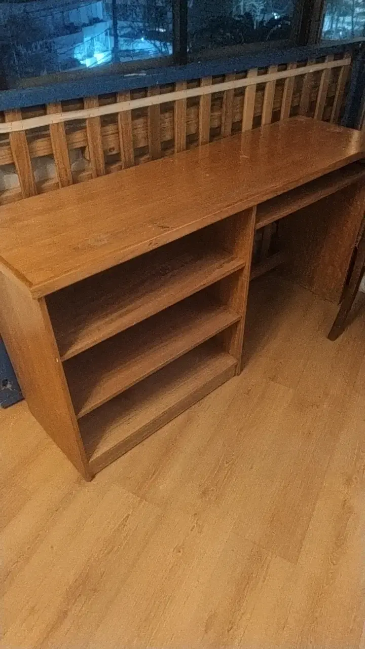 Escritorio de madera con estantes