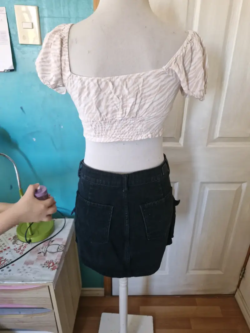 Conjunto de blusa blanca y falda negra - 1