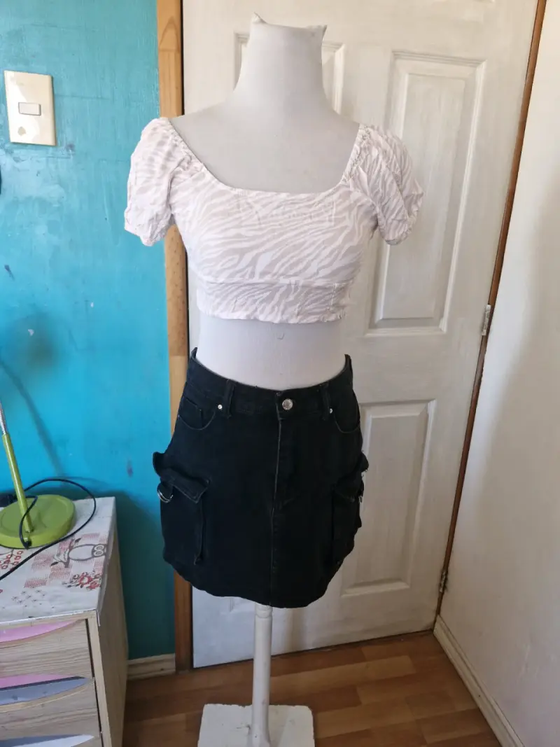 Conjunto de blusa blanca y falda negra - 2