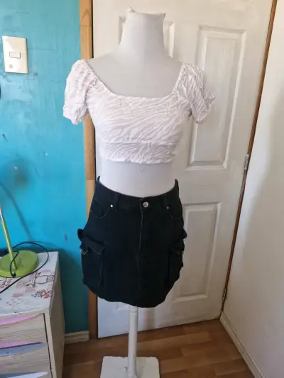 Conjunto de blusa blanca y falda negra - miniatura 2
