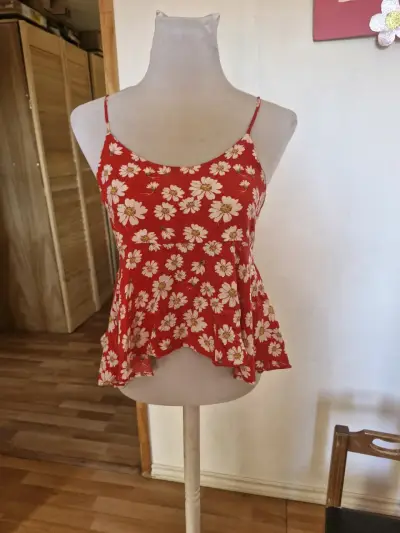 Blusa roja de tirantes con estampado floral - miniatura 1