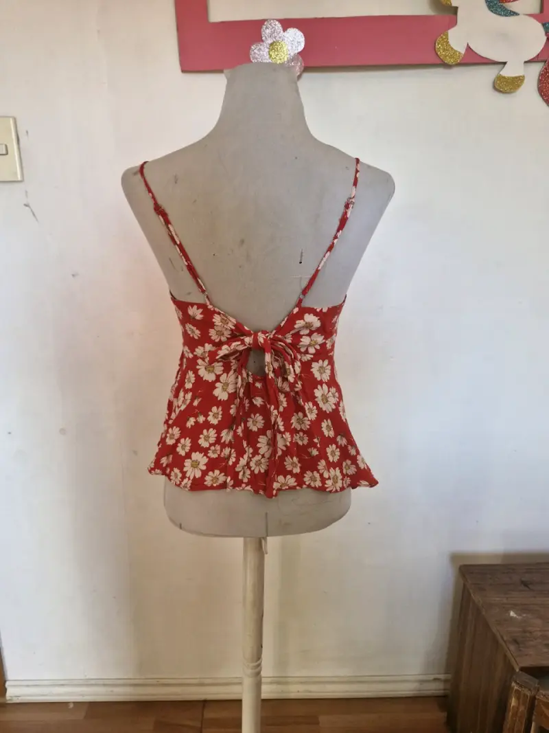 Blusa roja de tirantes con estampado floral - 2