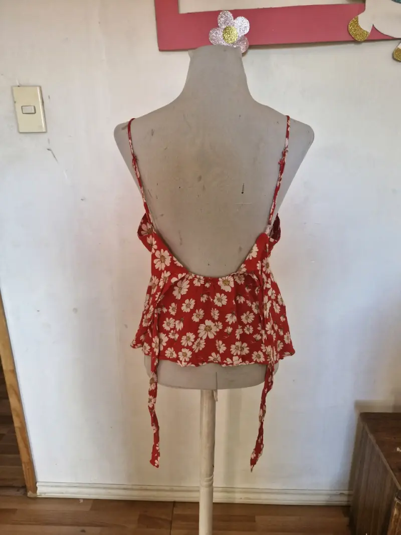 Blusa roja de tirantes con estampado floral - 3