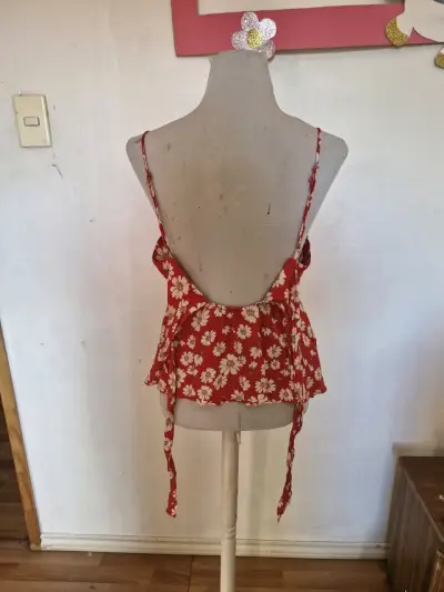 Blusa roja de tirantes con estampado floral - miniatura 3