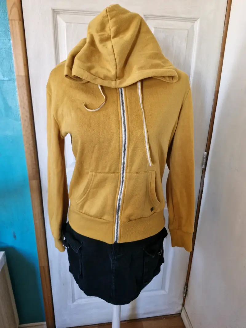 Polerón amarillo con capucha y cierre - 1