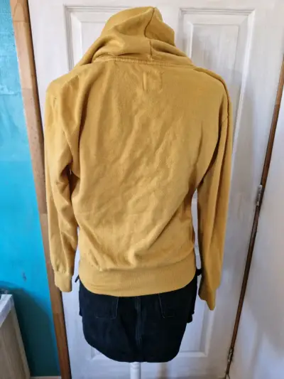 Polerón amarillo con capucha y cierre - miniatura 2