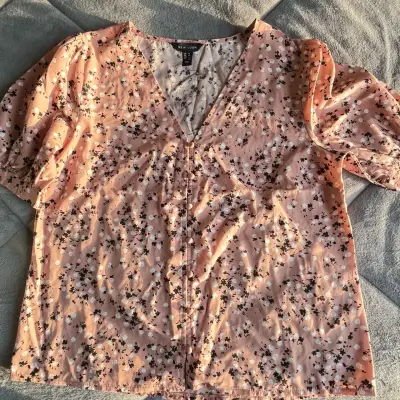 Blusa floral rosa New Look talla 40 - miniatura 2