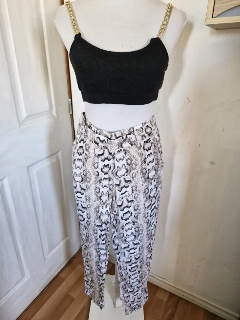 Conjunto de Top Negro y Pantalones Estampado Serpiente - 1