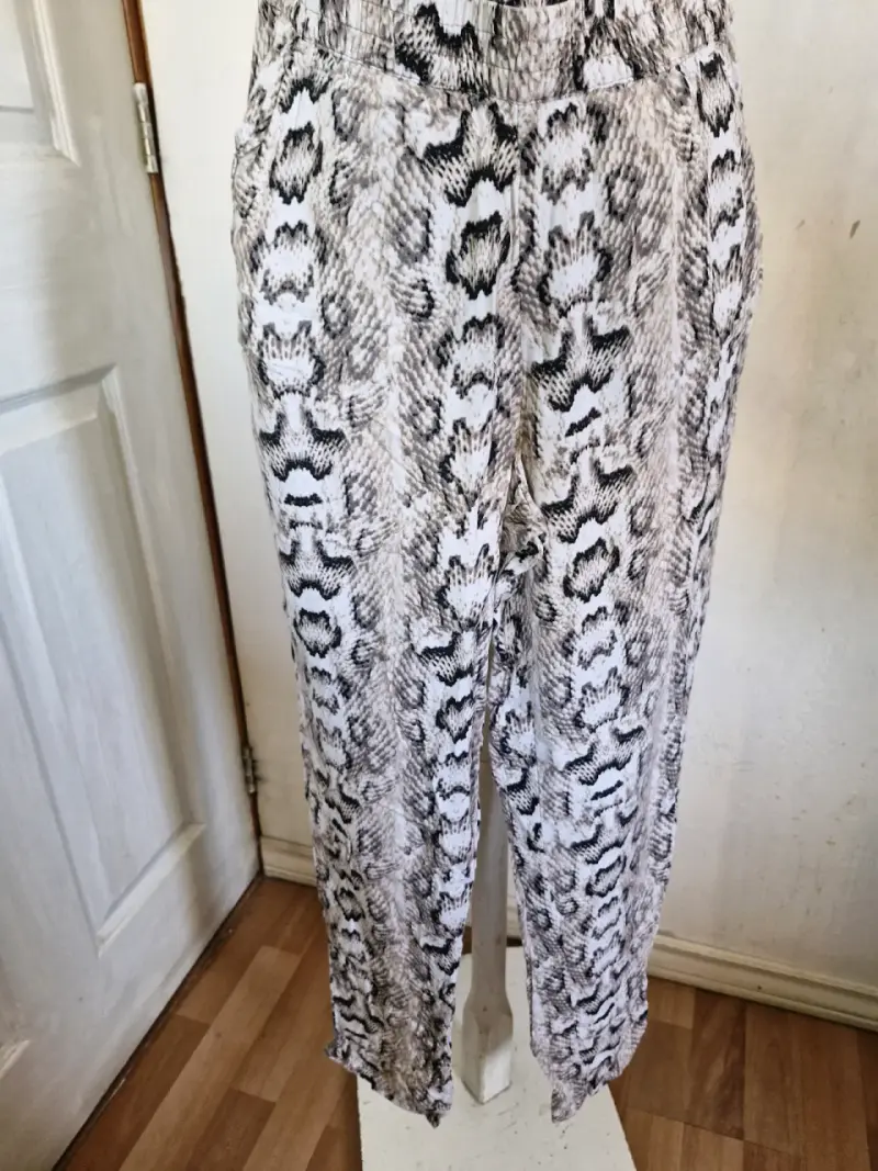 Conjunto de Top Negro y Pantalones Estampado Serpiente - 2