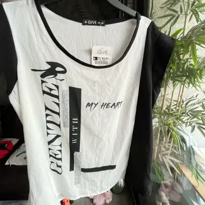 Polera blanca y negra con diseño 'Gentle' marca Give - miniatura 1