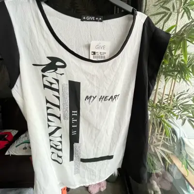 Polera blanca y negra con diseño 'Gentle' marca Give - miniatura 2