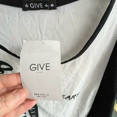Polera blanca y negra con diseño 'Gentle' marca Give - miniatura 3