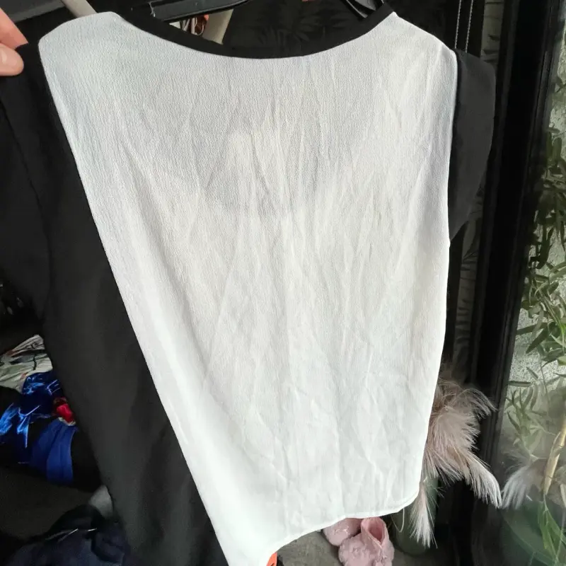 Polera blanca y negra con diseño 'Gentle' marca Give - 4
