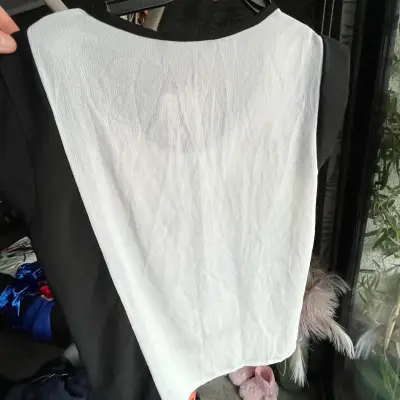 Polera blanca y negra con diseño 'Gentle' marca Give - miniatura 4