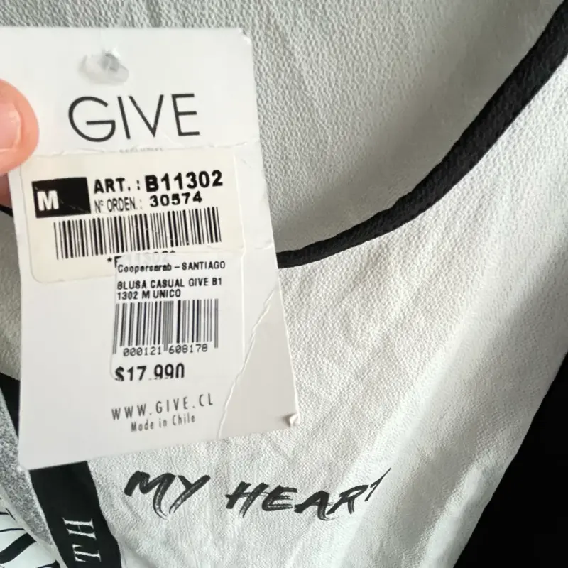 Polera blanca y negra con diseño 'Gentle' marca Give - 5