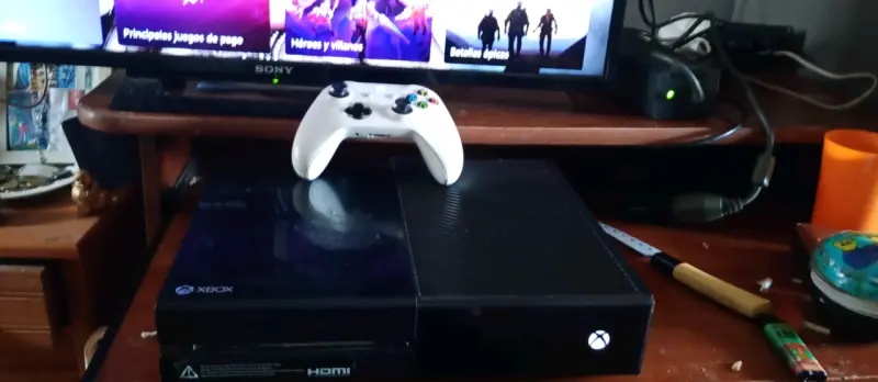 Consola Xbox One con control blanco - 1