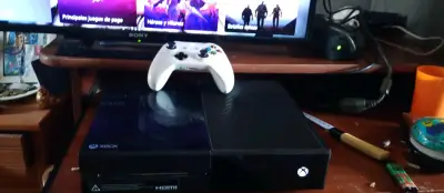 Consola Xbox One con control blanco - miniatura 1
