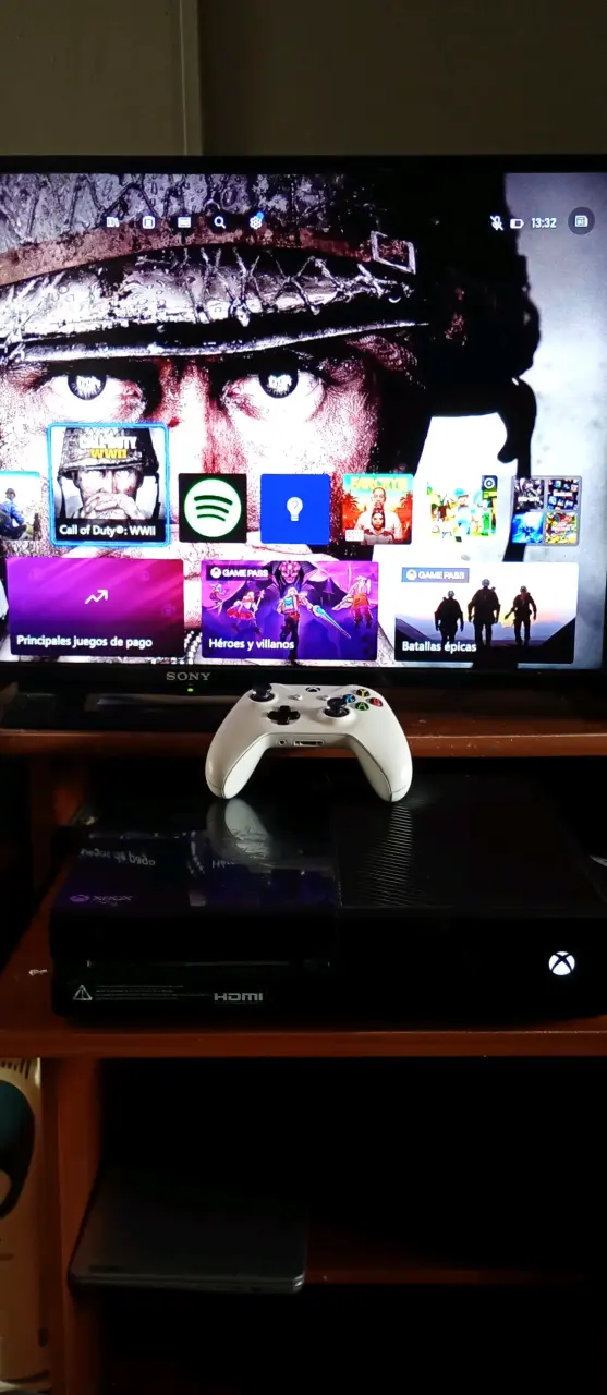 Consola Xbox One con control blanco - 2