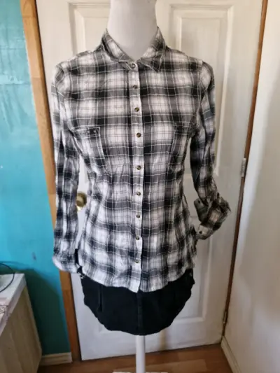 Camisa de mujer a cuadros blanco y negro - miniatura 1