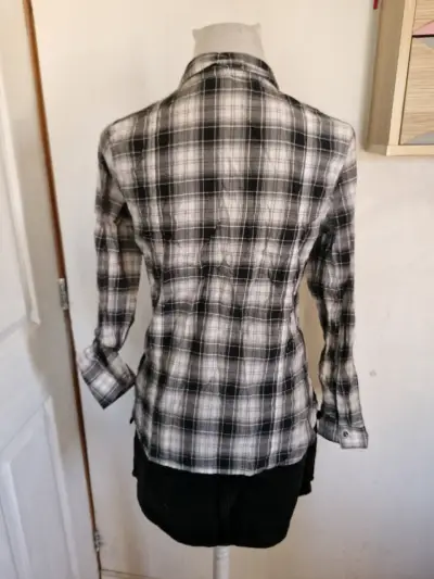 Camisa de mujer a cuadros blanco y negro - miniatura 3