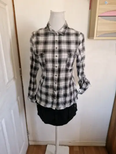 Camisa de mujer a cuadros blanco y negro - miniatura 4