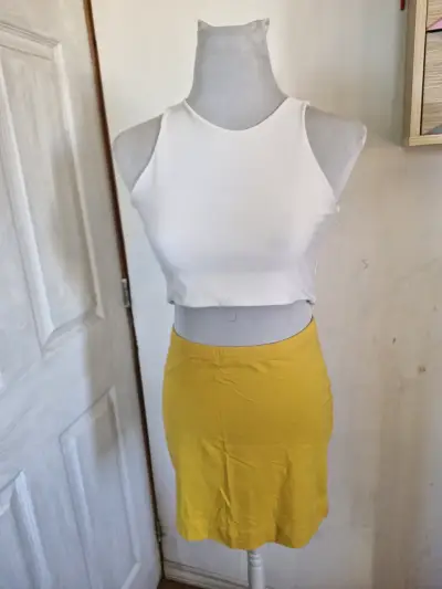 Conjunto de top blanco y falda amarilla - miniatura 1
