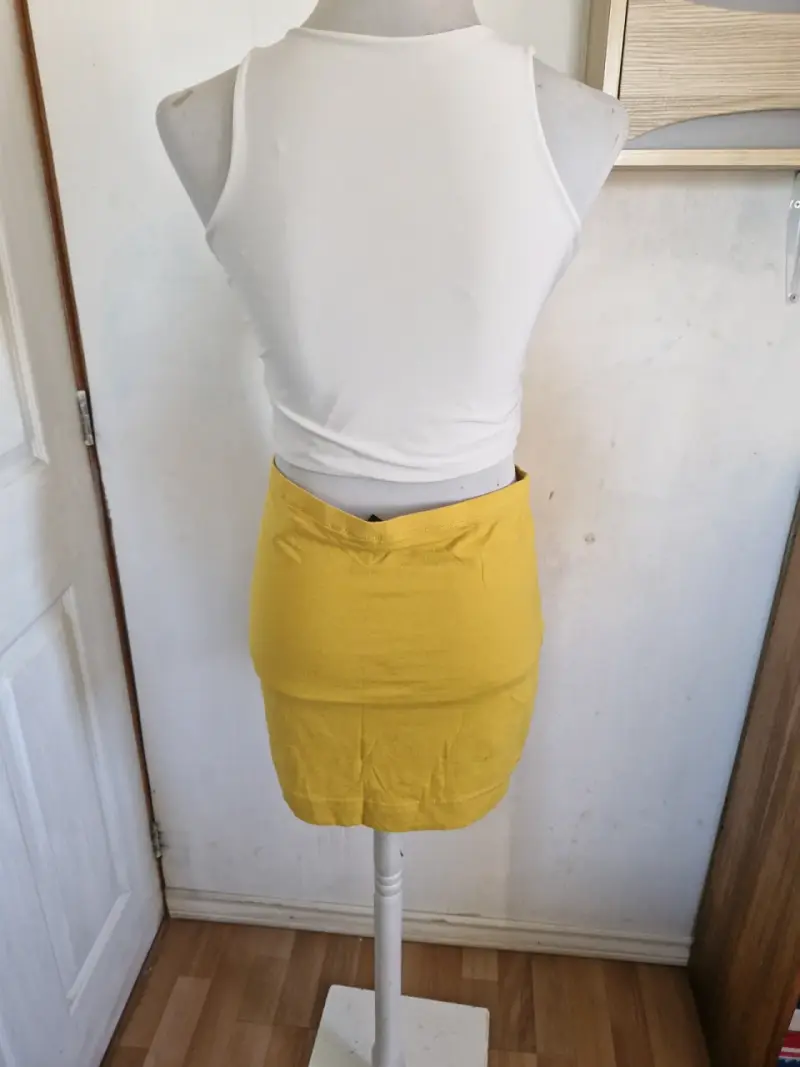 Conjunto de top blanco y falda amarilla - 2