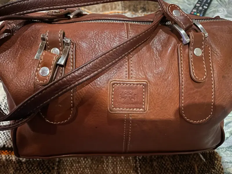 Bolso de cuero marrón La Martina con detalles metálicos - 3