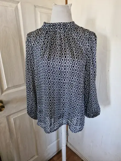Blusa estampada azul con cuello alto - miniatura 1