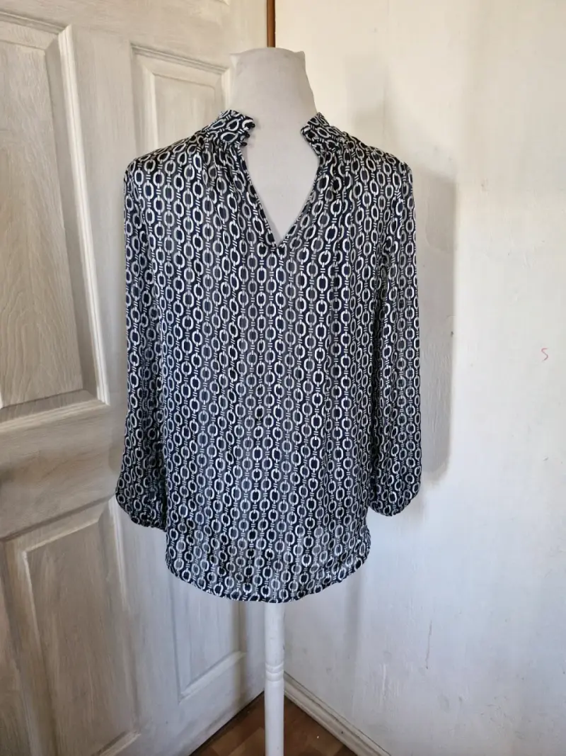 Blusa estampada azul con cuello alto - 2