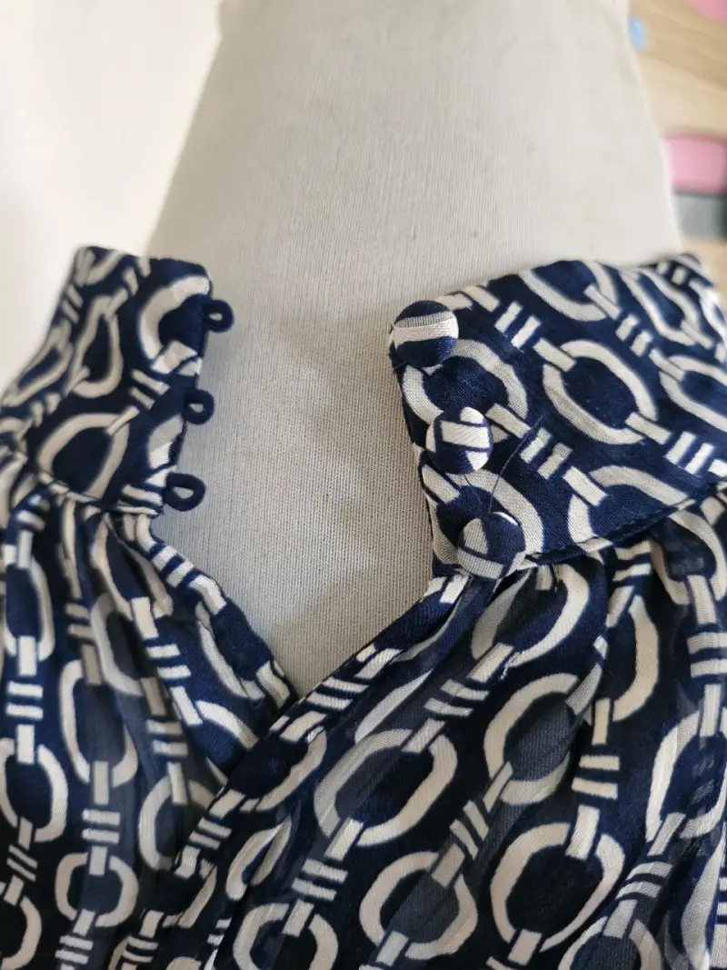Blusa estampada azul con cuello alto - 3
