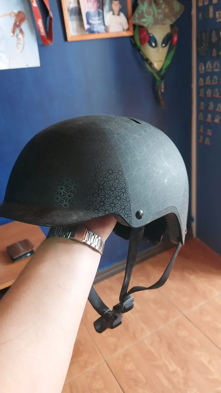Casco de bicicleta negro con diseño geométrico - 1