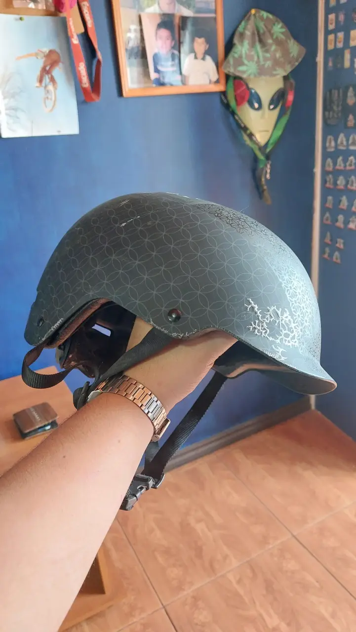 Casco de bicicleta negro con diseño geométrico - 2