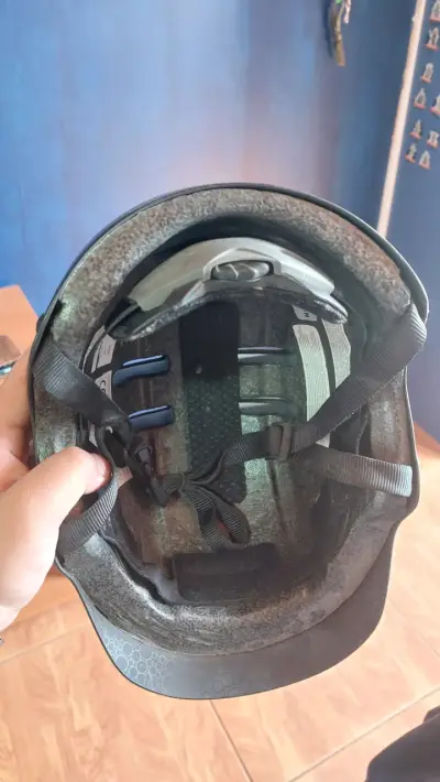 Casco de bicicleta negro con diseño geométrico - miniatura 3