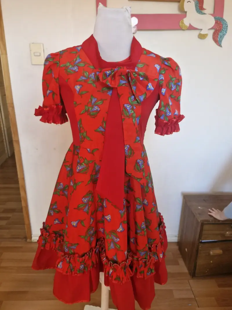 Vestido rojo floral con lazo y volantes - 2