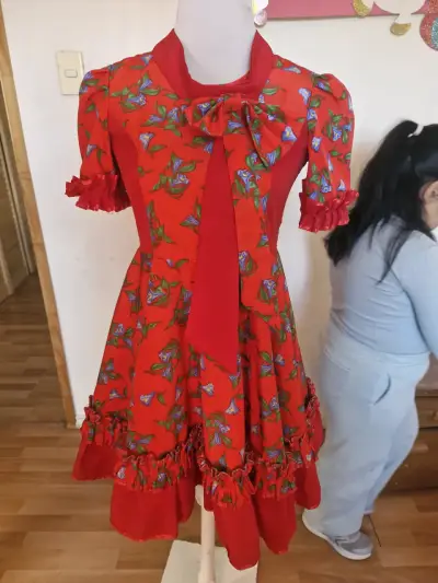 Vestido rojo floral con lazo y volantes - miniatura 3