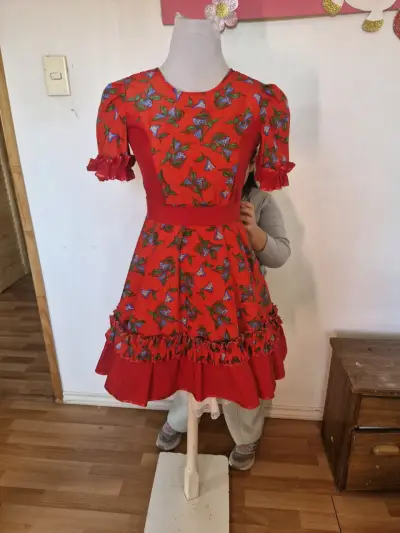 Vestido rojo floral con lazo y volantes - miniatura 4