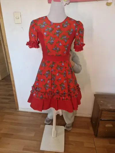 Vestido rojo floral con lazo y volantes - miniatura 5
