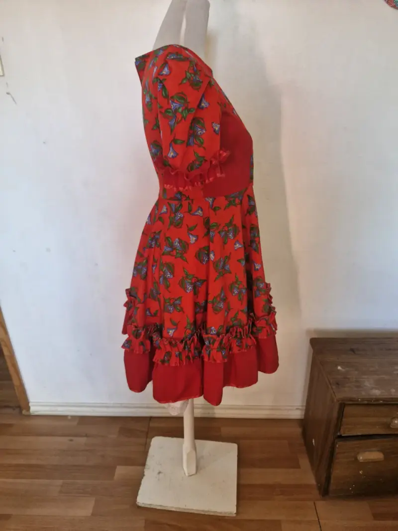 Vestido rojo floral con lazo y volantes - 6