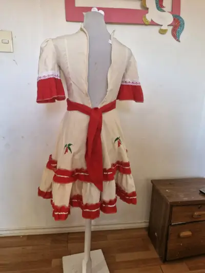 Vestido típico chileno con bordado de copihue - miniatura 2
