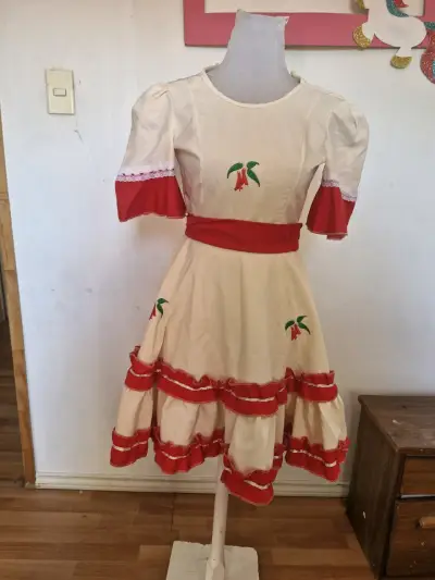 Vestido típico chileno con bordado de copihue - miniatura 3