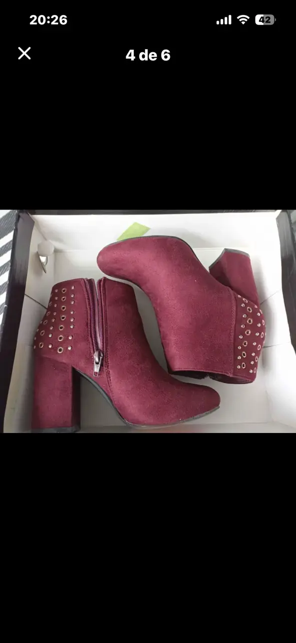 Botines de tacón burdeos con tachas