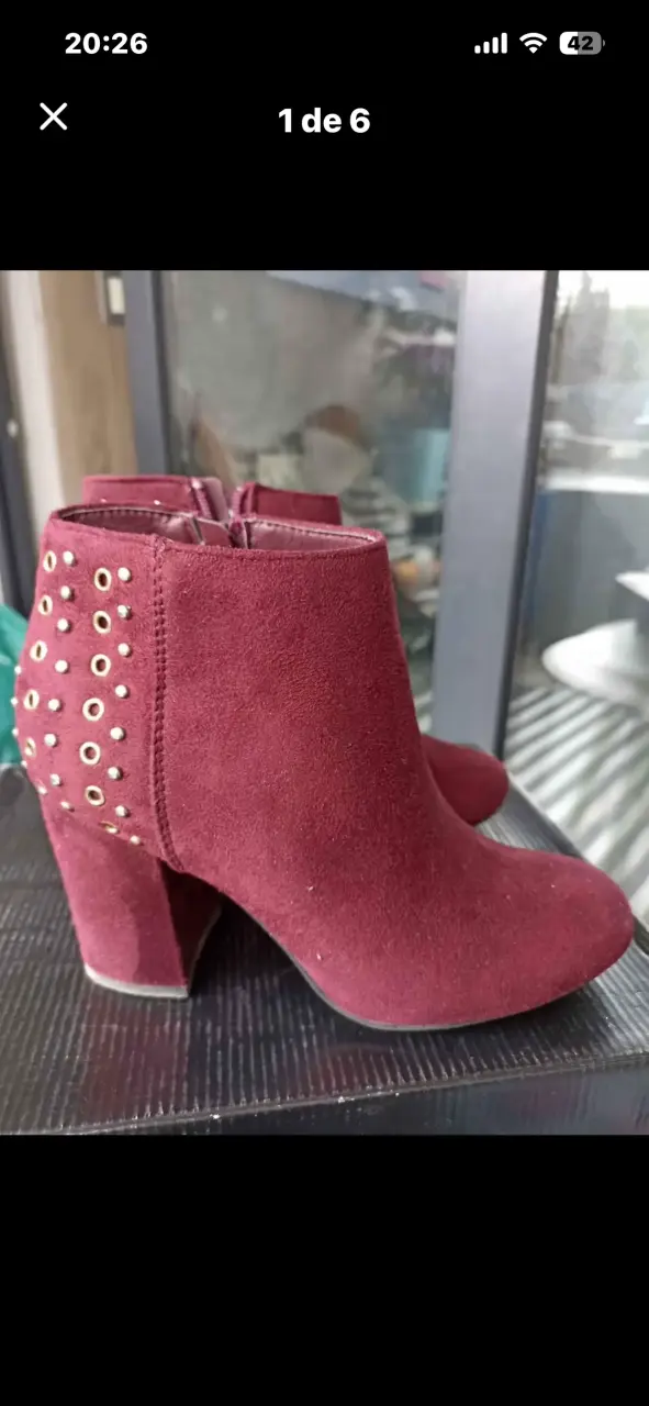 Botines de tacón burdeos con tachas - 2