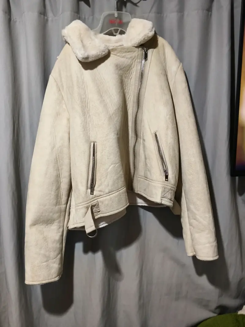 Chaqueta de piel sintética beige con cierre