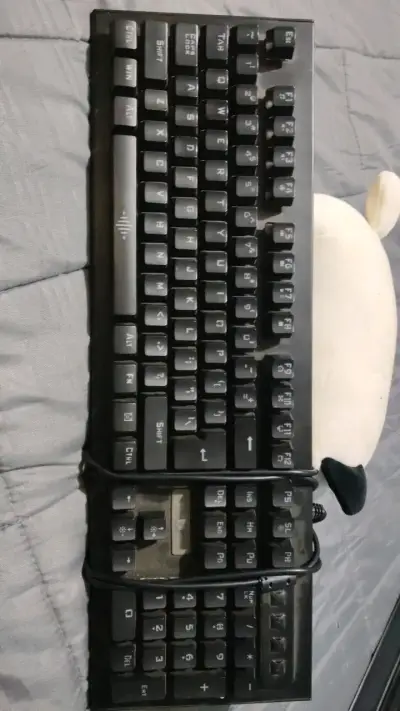 Teclado mecánico retroiluminado RGB para gaming - miniatura 1