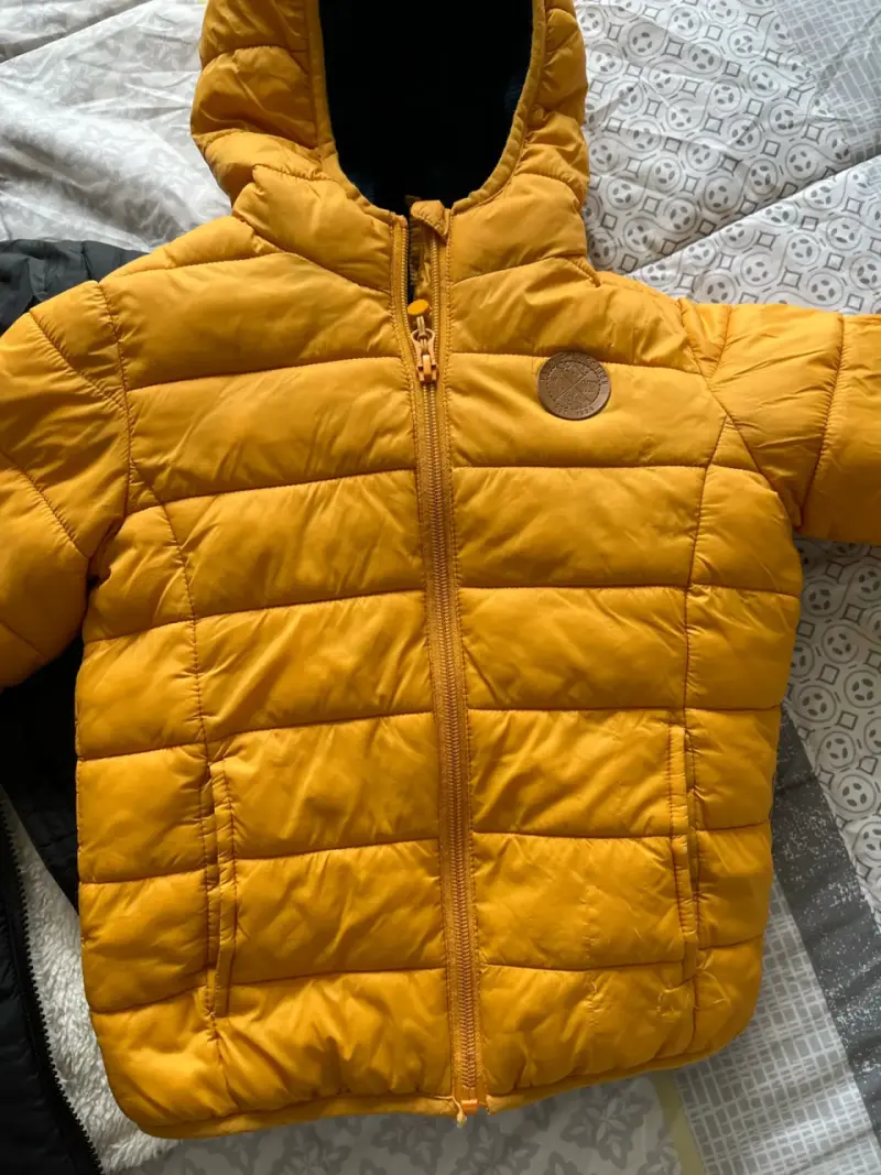 Chaqueta acolchada amarilla para niño con capucha