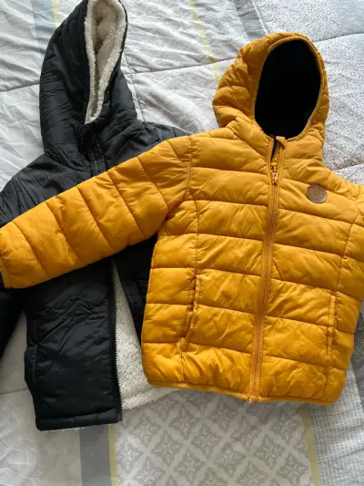 Chaqueta acolchada amarilla para niño con capucha - miniatura 2